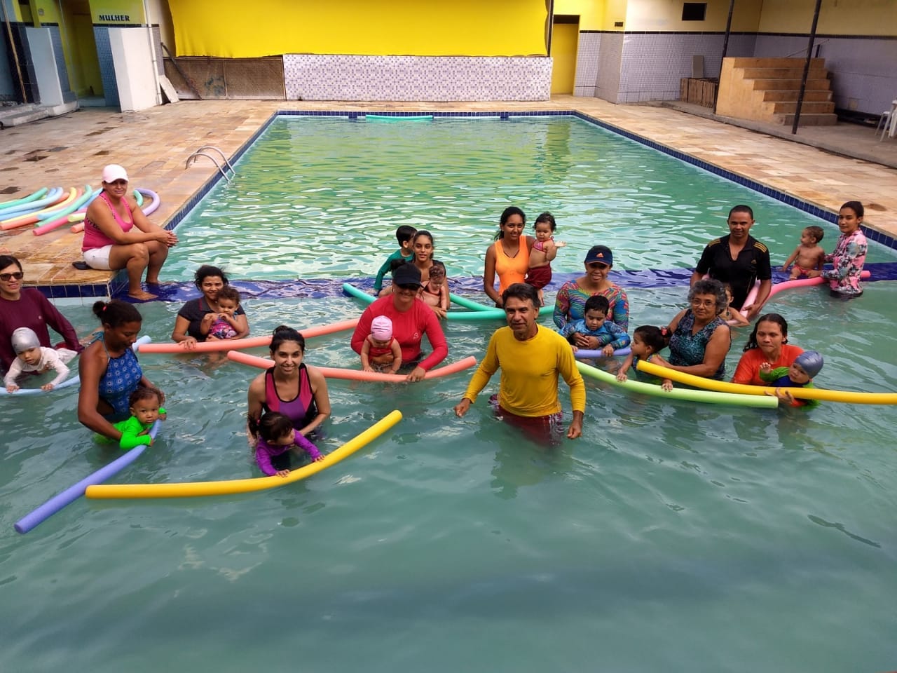 Aulas de natação e hidroginástica gratuitas